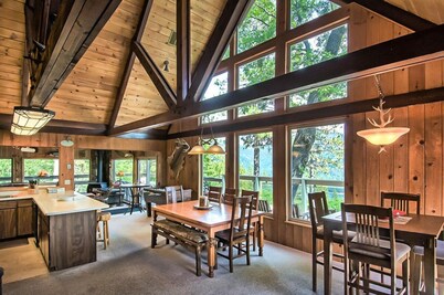 Private luxury custom Lodge with the best view of Lake Shasta and Shasta Caverns