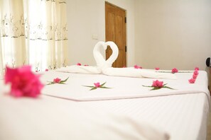 Rollaway beds, free WiFi, bed sheets - Jaye Eco Lodge (Habarana)