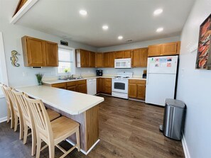 Fridge, microwave, stovetop, dishwasher