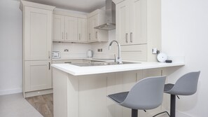 Kjøleskap, mikrobølgeovn, ovn og oppvaskmaskin