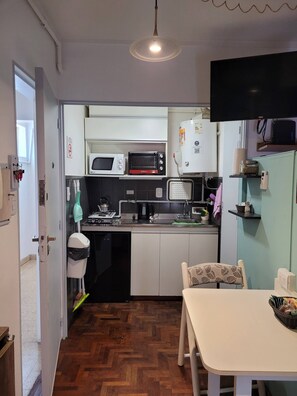 Een magnetron, een oven, een waterkoker, een broodrooster
