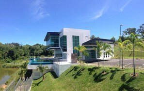 Exterior - New, Simply Modern, Sparkling Clean (miri)