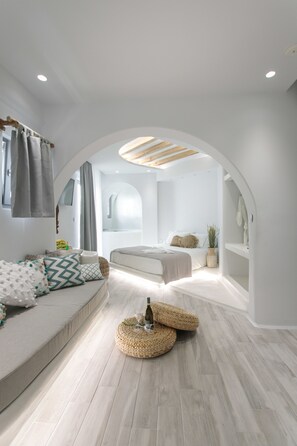 Pillowtop beds, minibar, in-room safe, desk - Majestique of Naxos Βoutique Ηotel (Naxos)