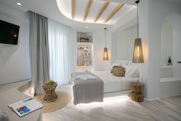 Pillowtop beds, minibar, in-room safe, desk - Majestique of Naxos Βoutique Ηotel (Naxos)
