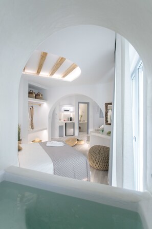 Pillowtop beds, minibar, in-room safe, desk - Majestique of Naxos Βoutique Ηotel (Naxos)