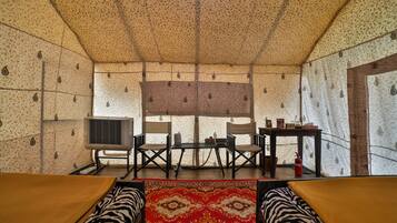 Frigobar (abastecido com itens grátis), cofres nos quartos, escrivaninha