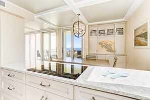 Fridge, microwave, oven, stovetop - Sunrise Heaven at Shipwatch Villas in Amelia (Fernandina Beach)