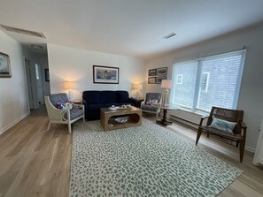 Living area - Lilly's Pad is a Classic Beach Box in Hatteras located one back from the beach! (Hatteras)