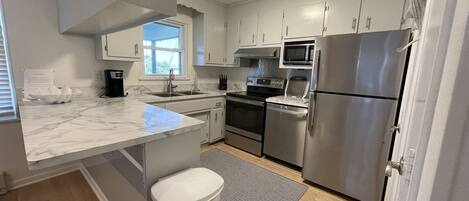 Fridge, microwave, stovetop, dishwasher