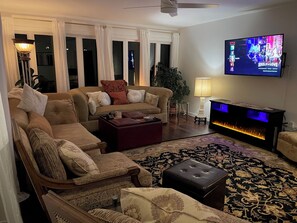 Smart TV, books, printers - Bloomington Indiana Rental- 3BR/2BA Apartment in upper level of duplex (Bloomington)