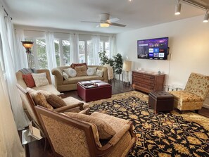 Téléviseur connecté, livres, imprimante