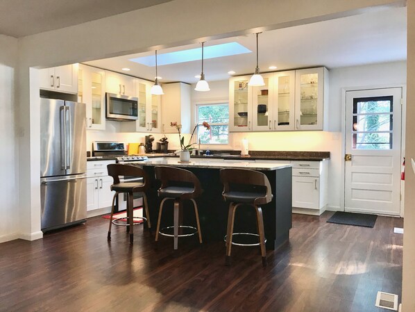 Réfrigérateur, four à micro-ondes, un four, surface de cuisson