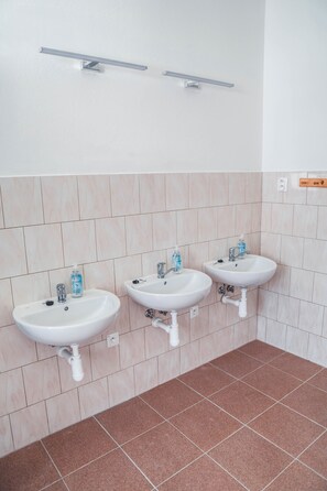 Shower, free toiletries, soap, toilet paper - Ubytovna Mlyn (Velky Saris)