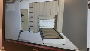 En 3D-modell som visar ett sovrum med en säng, en garderob och en dörr.