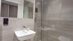Douche, sèche-cheveux, serviettes fournies