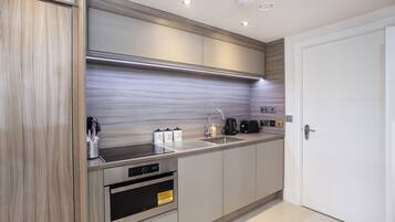 Frigorífico, microondas, horno y tostadora