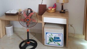 Minibar, desk, free WiFi - Nha Nghi Hoang Gia (Hanoi)