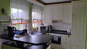 KĂŒhlschrank, Mikrowelle, Ofen, GeschirrspĂŒler