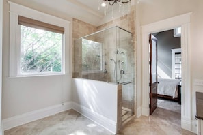 Douche, serviettes fournies
