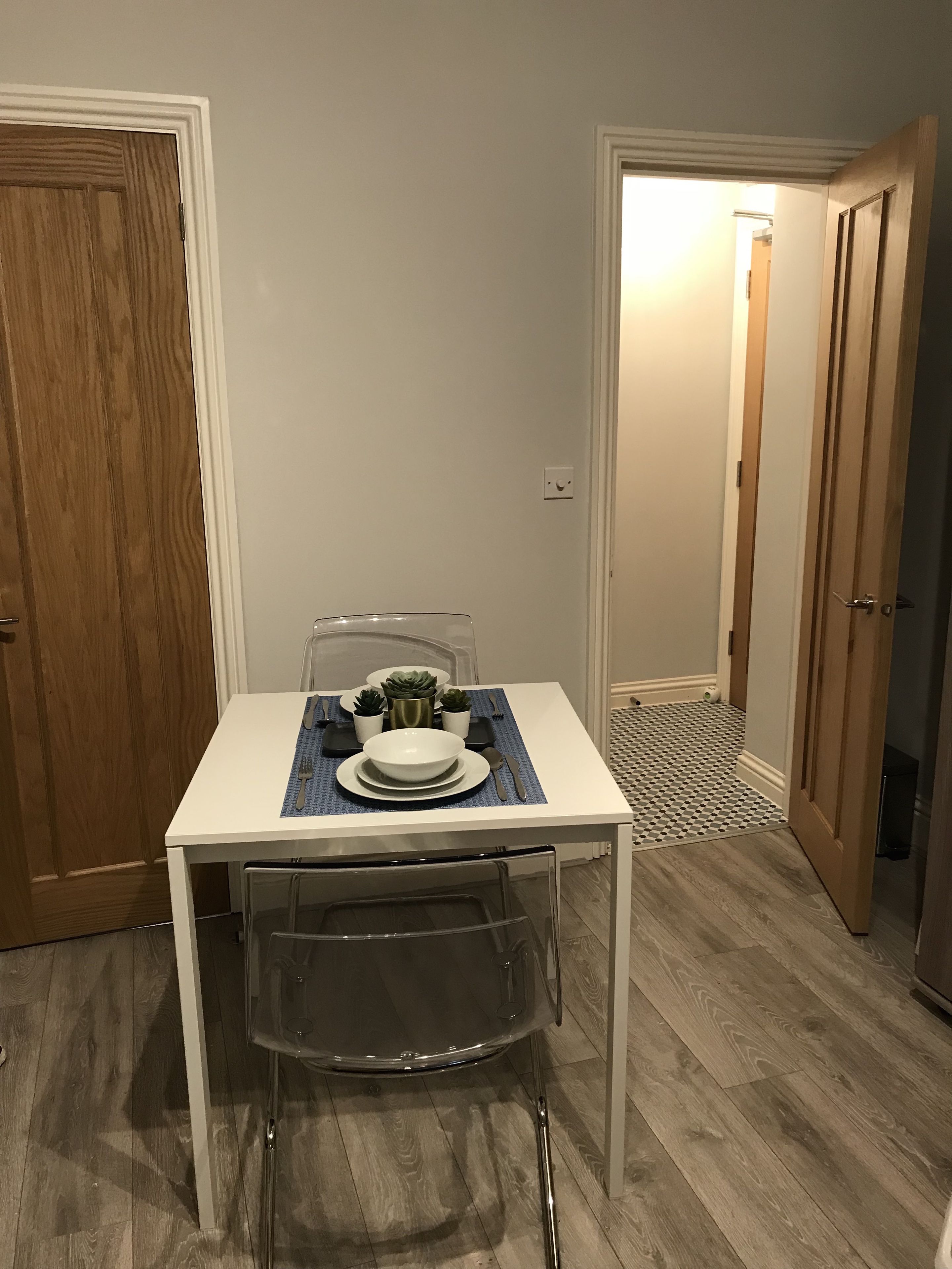 Apartamento | Cocina privada | Frigorífico, microondas, horno y placa de cocina