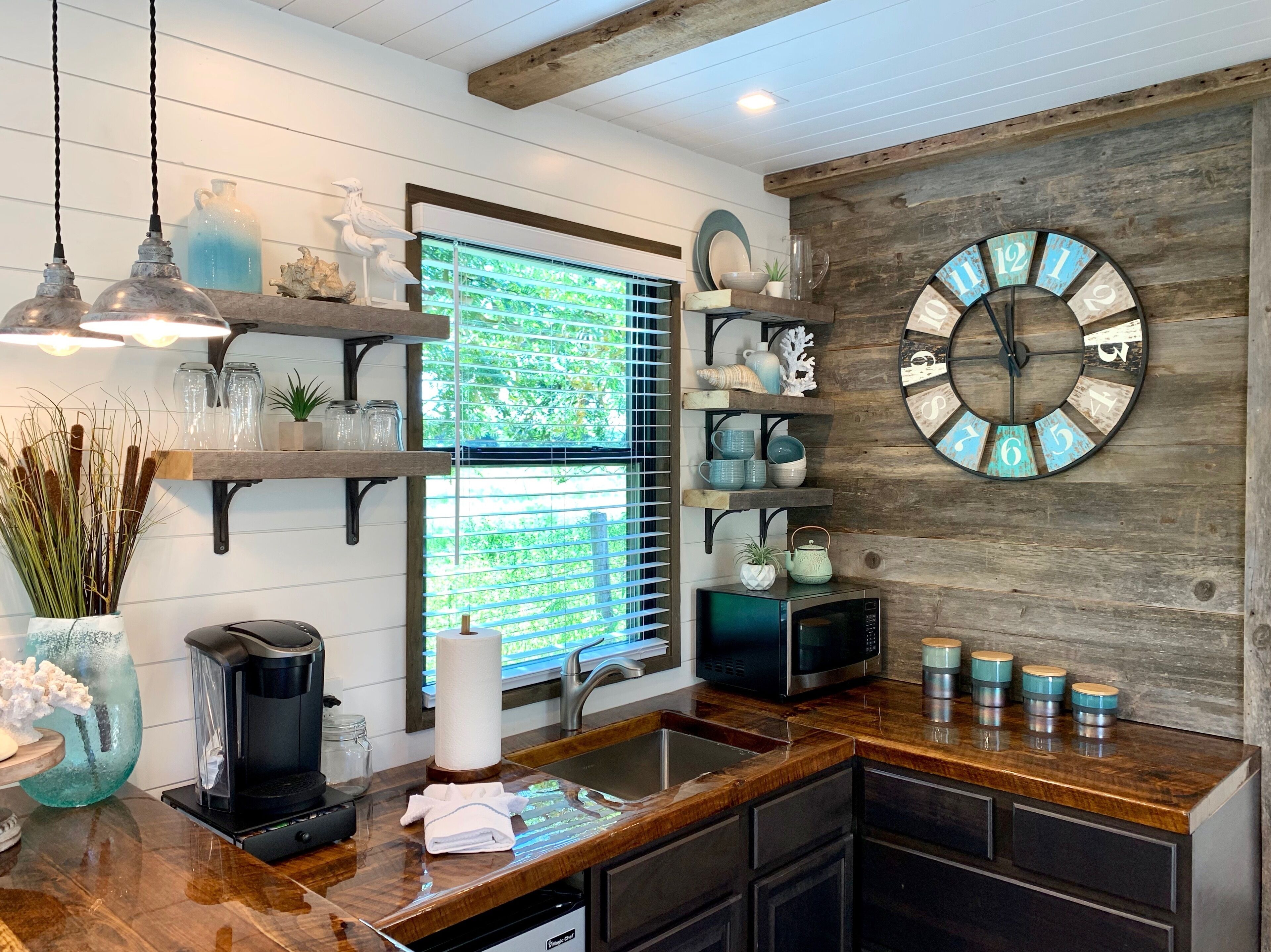 Refrigerador, microondas, parrilla de estufa y cafetera y tetera 