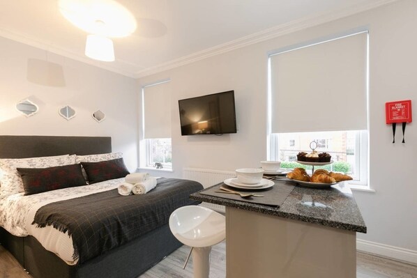 House | 1 bedroom, iron/ironing board, free WiFi, bed sheets - 11 Helena House (Reading)