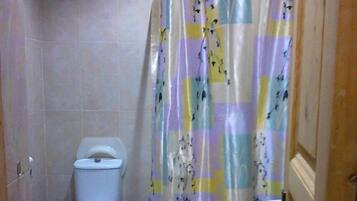 Combined shower/tub, hair dryer, soap, shampoo