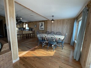 Dining - Hatteras Jack Oceanfront Cottage with a great ocean view! (Hatteras)