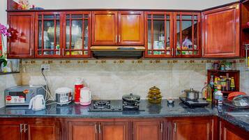 Microwave, paper towels