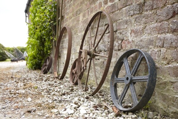 المنطقة المحيطة بالمنشأة