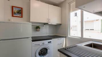 Kühlschrank, Mikrowelle, Wasserkocher mit Kaffee-/Teezubehör, Toaster