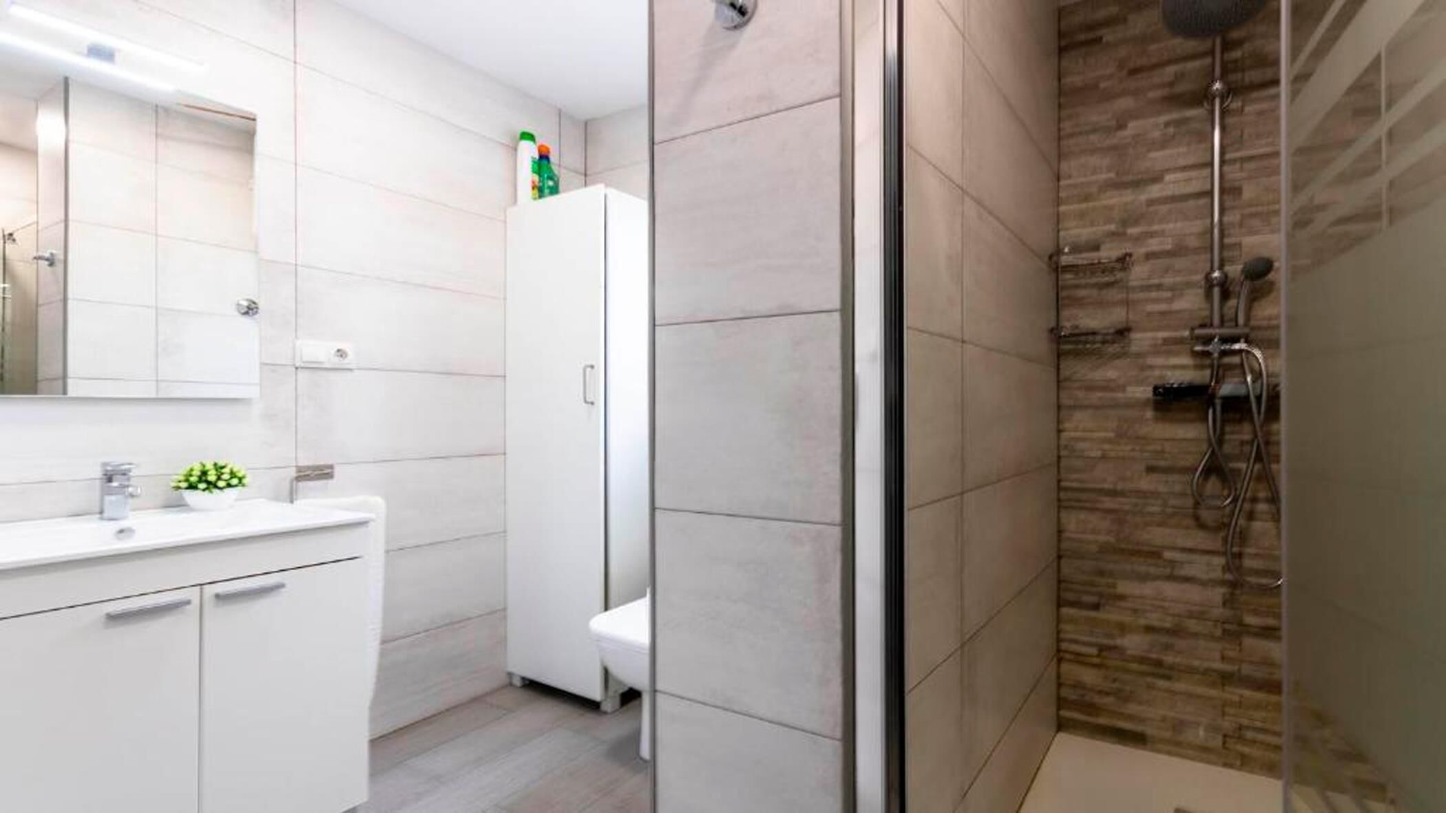 Douche, sèche-cheveux, serviettes fournies