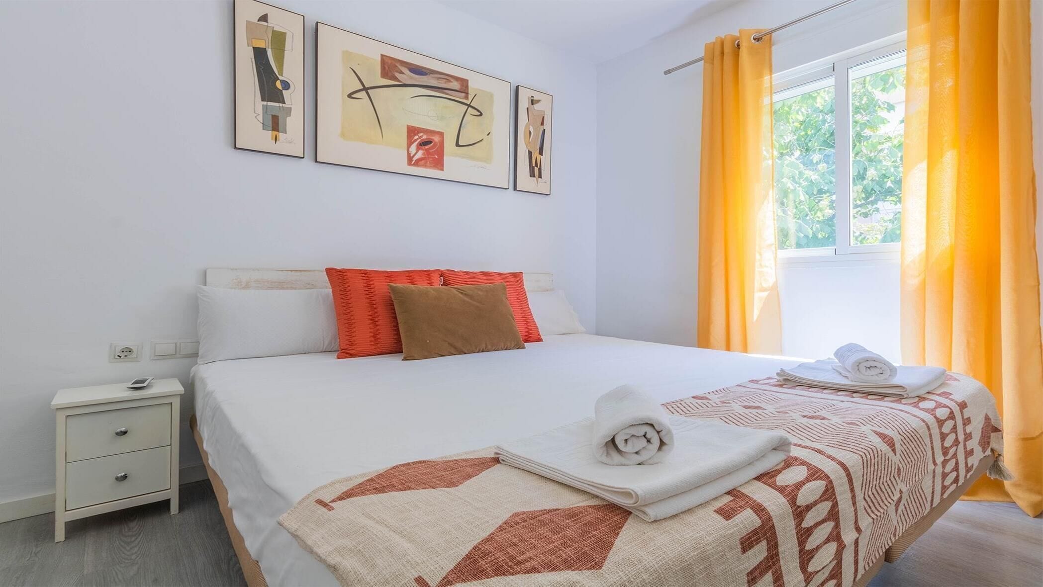 3 bedrooms, iron/ironing board, internet, bed sheets