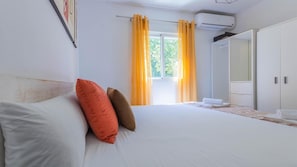 3 slaapkamers, een strijkplank/strijkijzer, internet, beddengoed