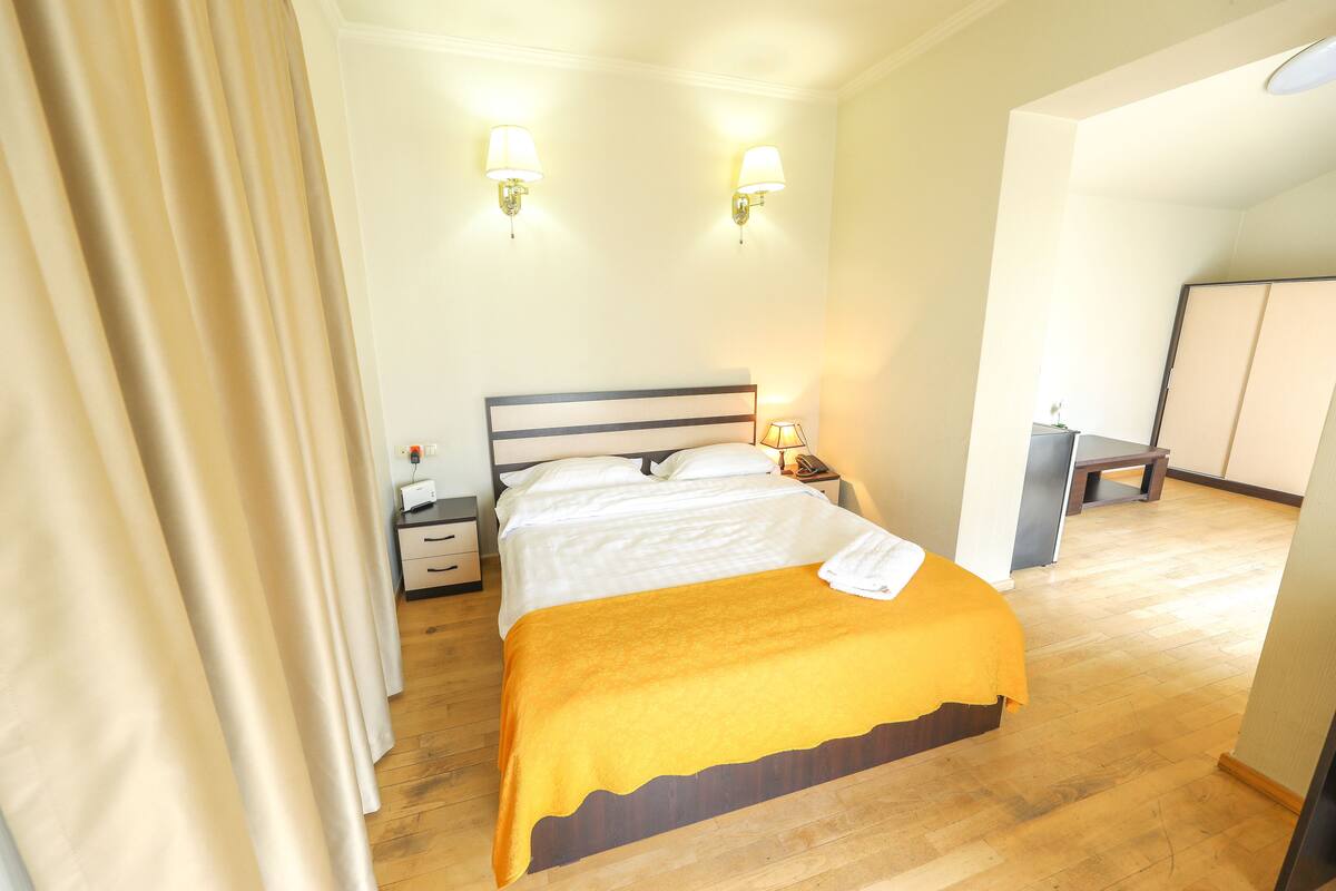 Comfort Room | 13 bedrooms, blackout curtains, soundproofing, free WiFi
