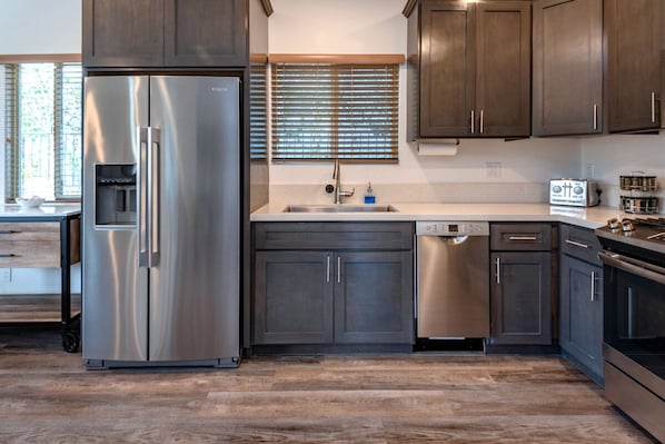 Een koelkast, een magnetron, een oven, een kookplaat