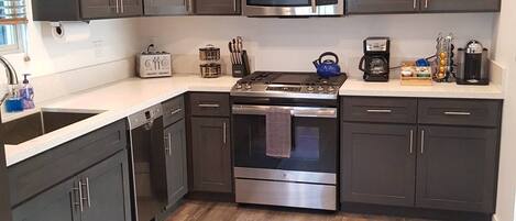 Kühlschrank, Mikrowelle, Ofen, Herdplatte