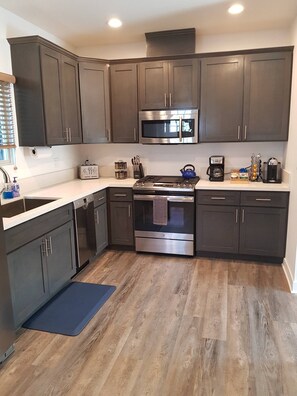 冰箱、微波炉、烤箱、炉灶