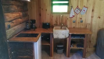 Kühlschrank, Mikrowelle, Toaster, Kochgeschirr/Geschirr/Besteck