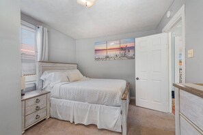 2 soverom, skrivebord, strykejern/-brett og reiseseng for barn