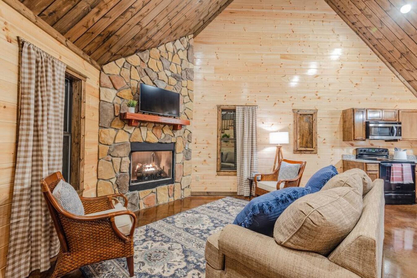 Een televisie en een open haard