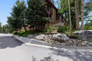 المنطقة المحيطة بالمنشأة