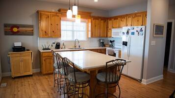 Kylskåp, mikrovågsugn, ugn och spishäll