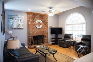 Smart-tv, eldstad, tv-spel och dvd-spelare