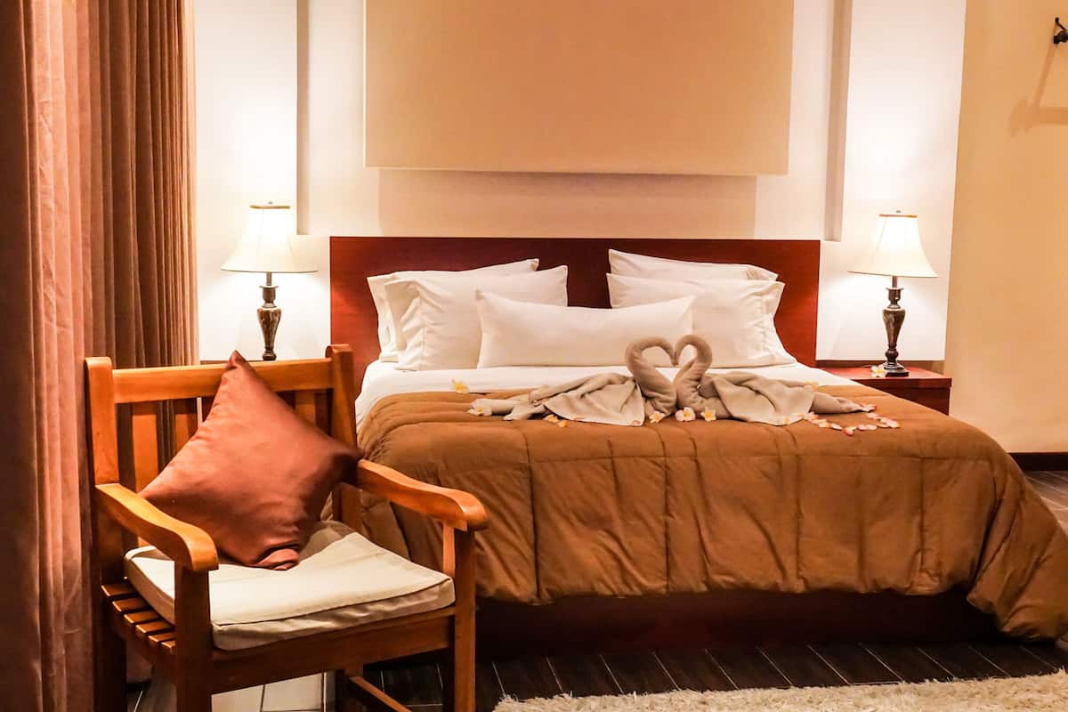 Habitación Deluxe doble, 1 cama de matrimonio grande, junto a la piscina (Muaya House) | Ropa de cama de alta calidad, caja fuerte, escritorio