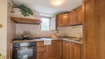 Refrigerador, horno, parrilla de estufa y cafetera y tetera