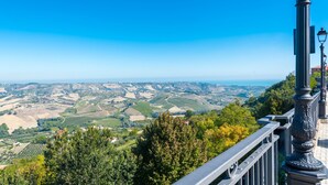 Een panoramisch uitzicht over een glooiend landschap met een helderblauwe lucht.