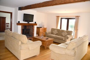 Een flatscreentelevisie, een open haard, een dvd-speler en tafelvoetbal