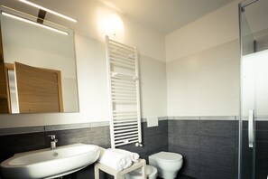 Dusche, Haartrockner, Bidet, Handtücher