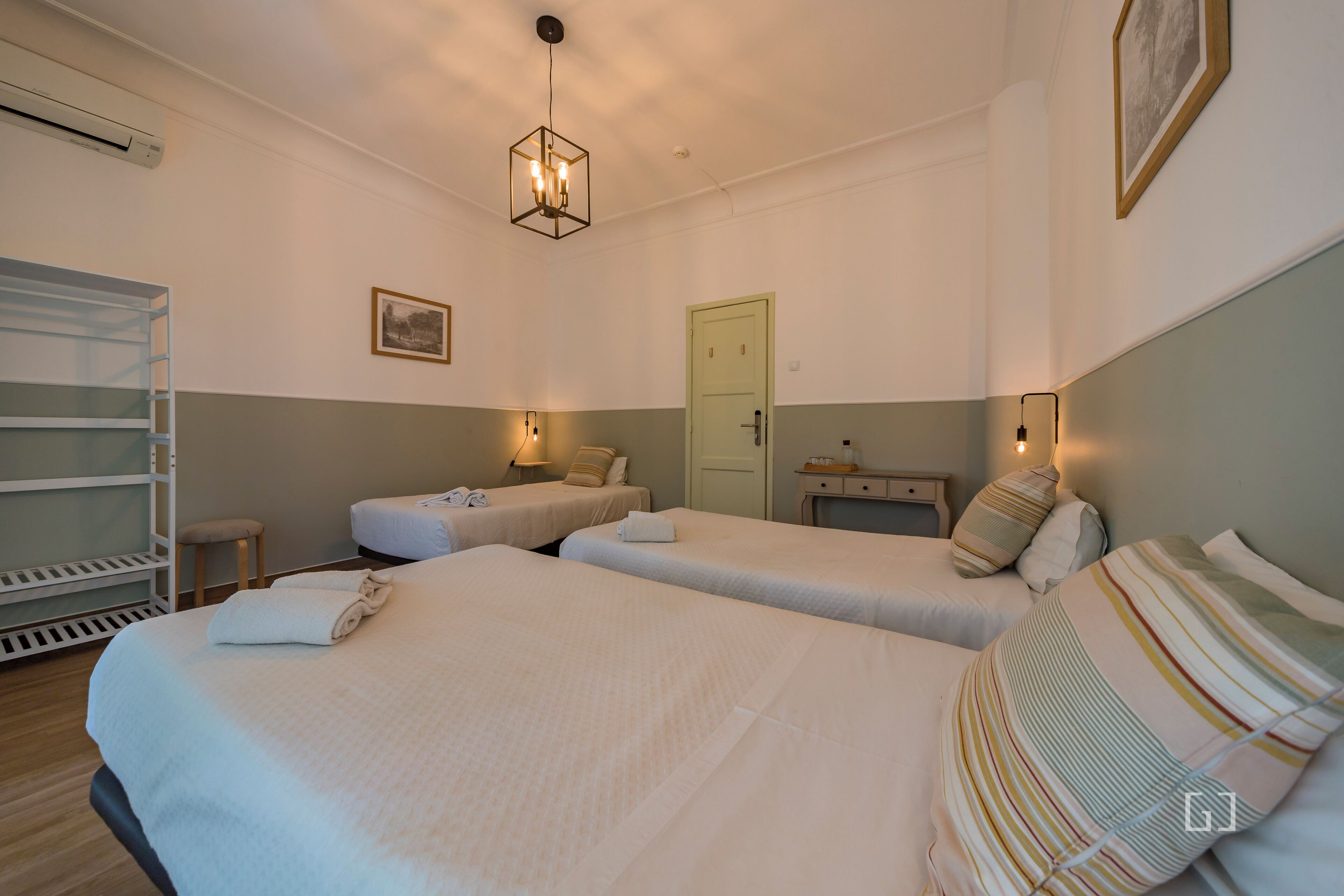 Tremannsrom, delt bad | Allergitestet sengetøy, memory foam-senger og blendingsgardiner